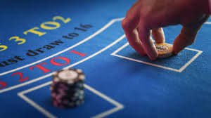 Dragon Tiger live dealer on sasaktoto Dragon Tiger live dealer dealing cards in HD studio